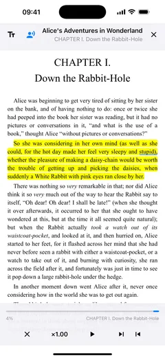 ‏Fablum يقرأ Alice’s Adventures in Wonderland بصوت عالٍ على iPhone: الجملة مميّزة بالأصفر والكلمة الجارية تحتها خط، وفي الأسفل شريط القراءة: الجملة السابقة والجملة التالية والتشغيل وزر السرعة