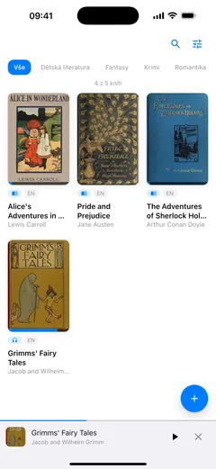 Knihovna Fablum na iPhonu s miniaturním přehrávačem dole, který hraje Grimms’ Fairy Tales, zatímco obálky zůstávají vidět