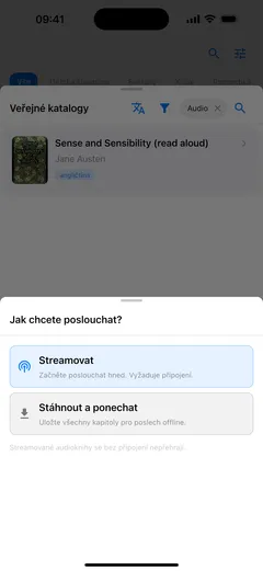 Fablum se na iPhonu ptá, jak chceš poslouchat audioknihu z katalogu: „Streamovat“, což vyžaduje připojení, nebo „Stáhnout a ponechat“ pro poslech offline