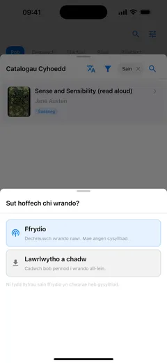 Fablum ar iPhone yn gofyn sut i wrando ar lyfr sain o’r catalog: “Ffrydio”, sydd angen cysylltiad, neu “Lawrlwytho a chadw” ar gyfer gwrando all-lein