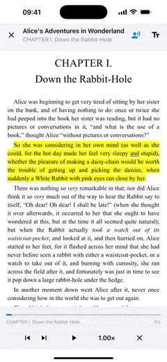 Fablum liest Alice’s Adventures in Wonderland auf dem iPhone vor, der Satz ist gelb hervorgehoben und das aktuelle Wort unterstrichen, unten die Vorleseleiste mit vorherigem Satz, nächstem Satz, Wiedergabe und Tempo-Taste