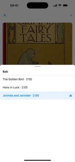Daftar bab di pemutar audiobuku Fablum pada iPhone, di atas sampul Grimms’ Fairy Tales: tiga bab dengan durasinya, yang sedang diputar ditandai