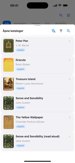 Panelet med den åpne katalogen over Fablums bibliotek på en iPhone, med Peter Pan, Dracula, Treasure Island og Sense and Sensibility, hver med omslag, forfatter og en EN-etikett