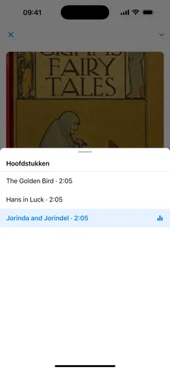 De hoofdstuklijst in de luisterboekspeler van Fablum op een iPhone, over de omslag van Grimms’ Fairy Tales: drie hoofdstukken met hun speelduur, het spelende hoofdstuk gemarkeerd