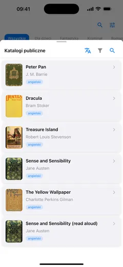 Panel katalogu publicznego nad biblioteką Fablum na iPhonie: Peter Pan, Dracula, Treasure Island i Sense and Sensibility, każdy z okładką, autorem i plakietką EN