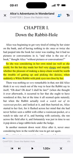 O Fablum lê Alice’s Adventures in Wonderland em voz alta num iPhone, com a frase destacada em amarelo e a palavra do momento sublinhada, e embaixo a barra de leitura: frase anterior, próxima frase, tocar e o botão de velocidade