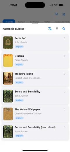 Paneli i katalogut publik mbi bibliotekën e Fablum në iPhone: Peter Pan, Dracula, Treasure Island dhe Sense and Sensibility, secila me kopertinë, autor dhe shenjën EN