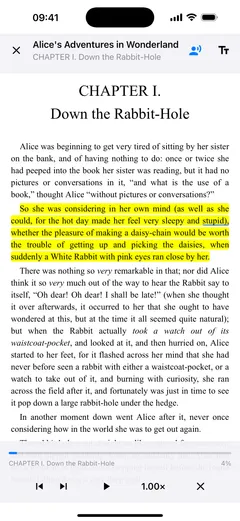 Fablum bir iPhone’da Alice’s Adventures in Wonderland’i sesli okuyor: cümle sarıyla vurgulu, o anki sözcüğün altı çizili, altta okuma çubuğu — önceki cümle, sonraki cümle, çal ve hız düğmesi