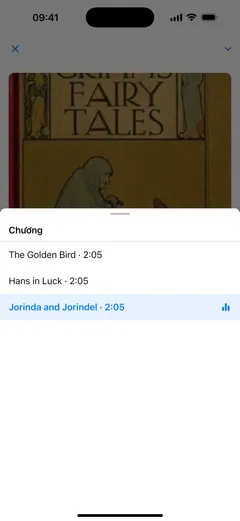 Danh sách chương trong trình phát sách nói của Fablum trên iPhone, phía trên bìa Truyện cổ Grimm: ba chương kèm thời lượng, chương đang phát được đánh dấu